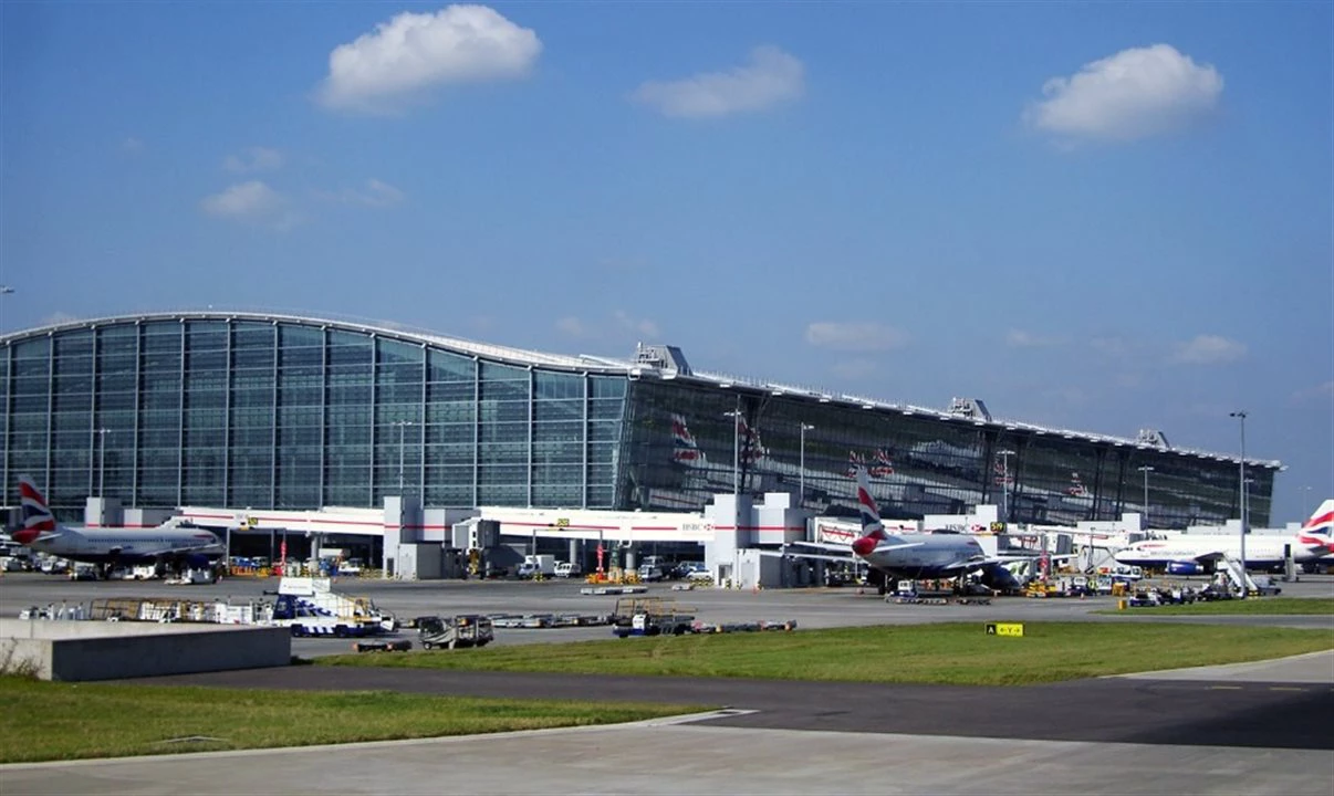 Falha no controle aéreo britânico cancela 1,2 mil voos e afeta mais de 200 mil passageiros