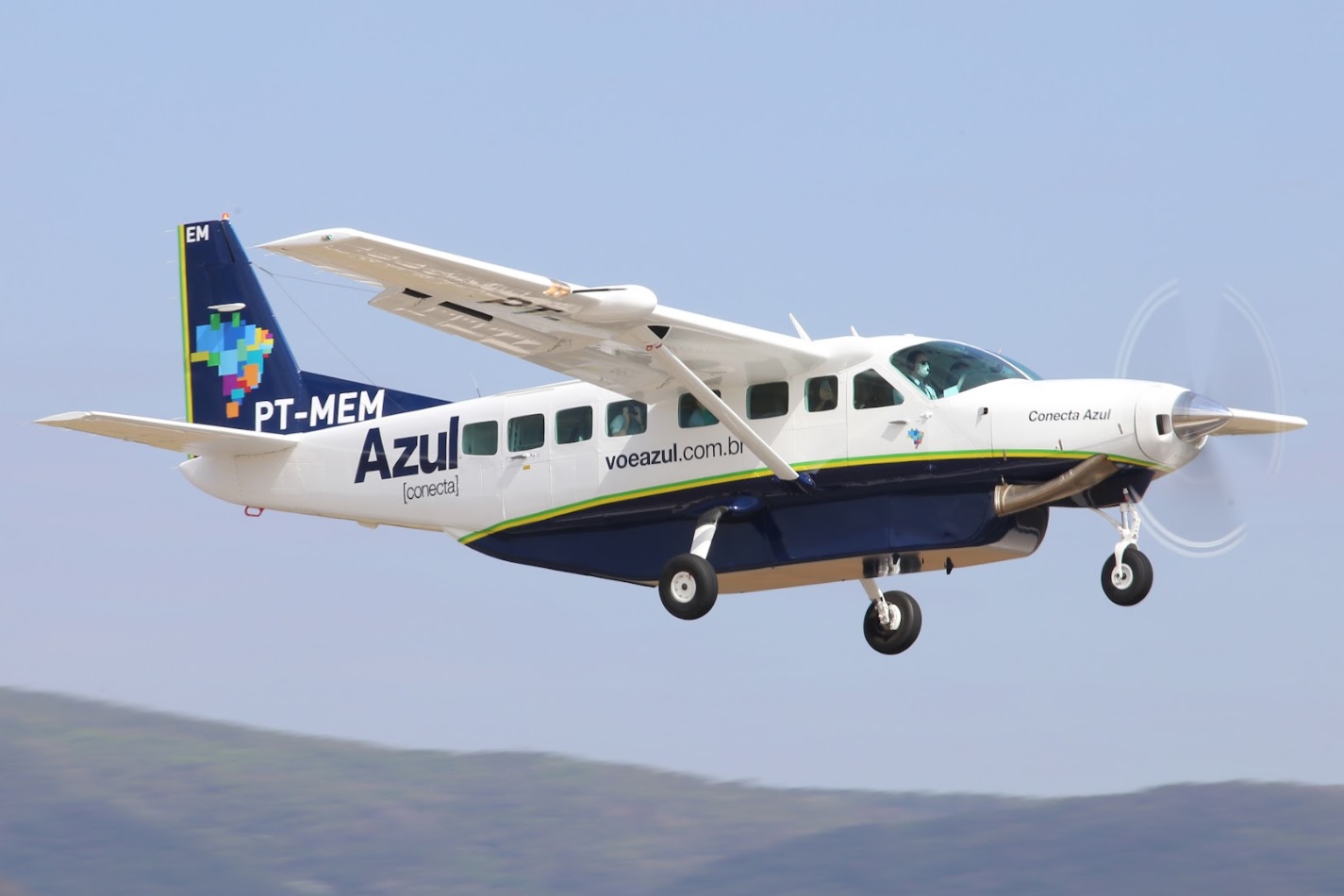 Azul Conecta assina parceria para compensar emissões de carbono associadas ao consumo de combustível dos voos