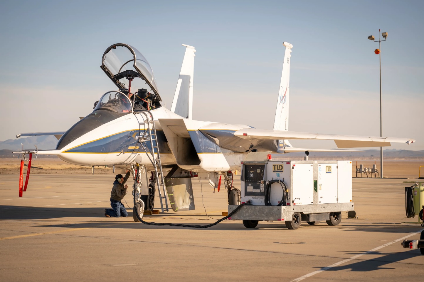 Tecnologia com potencial de economizar combustível na aviação comercial está em teste sob um caça F-15